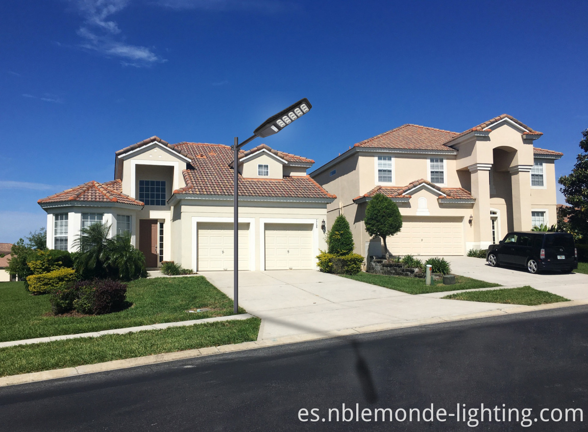 Energy-efficient solar street light